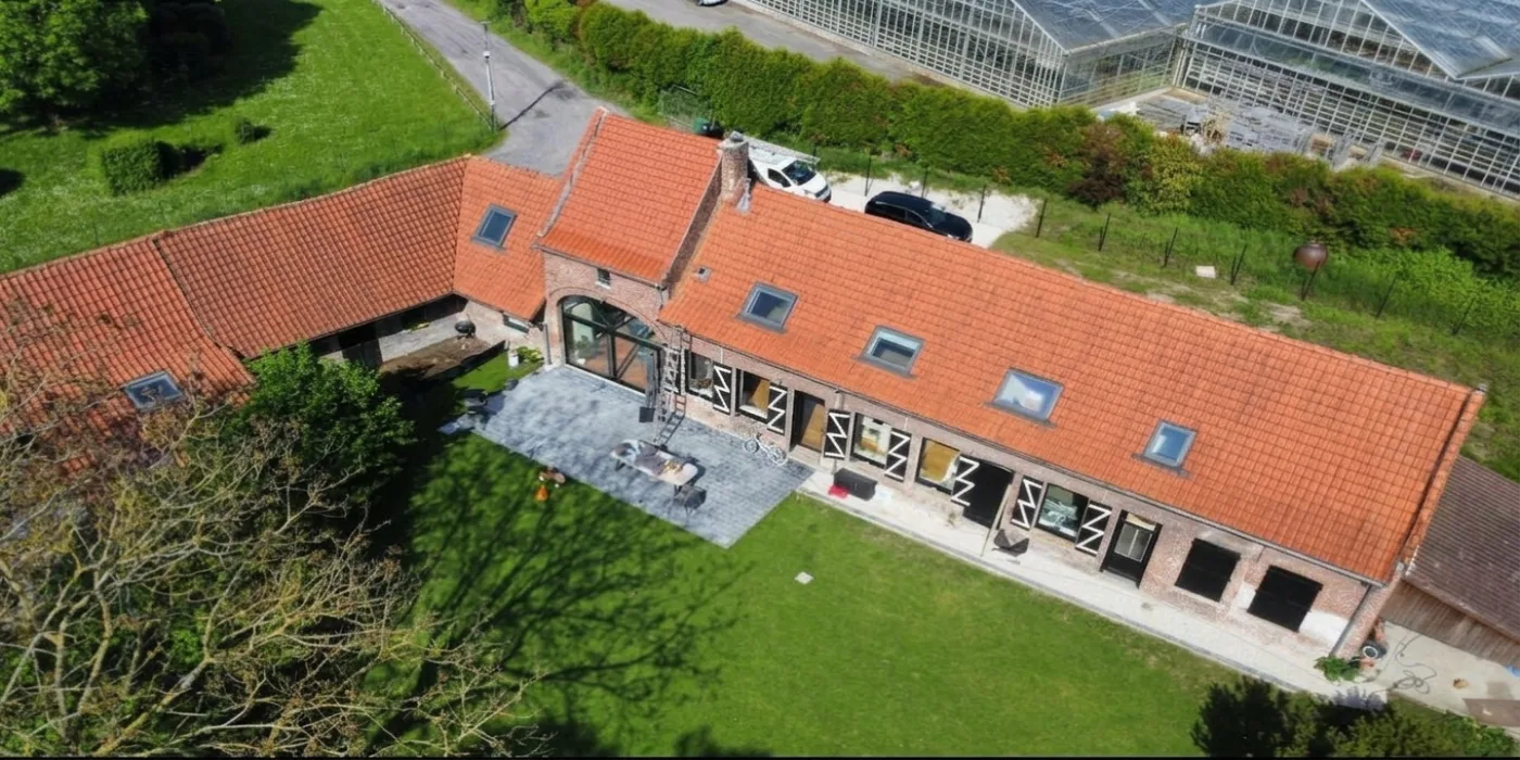 Nettoyage des pans et rives d'une toiture en tuiles terre cuite — après intervention